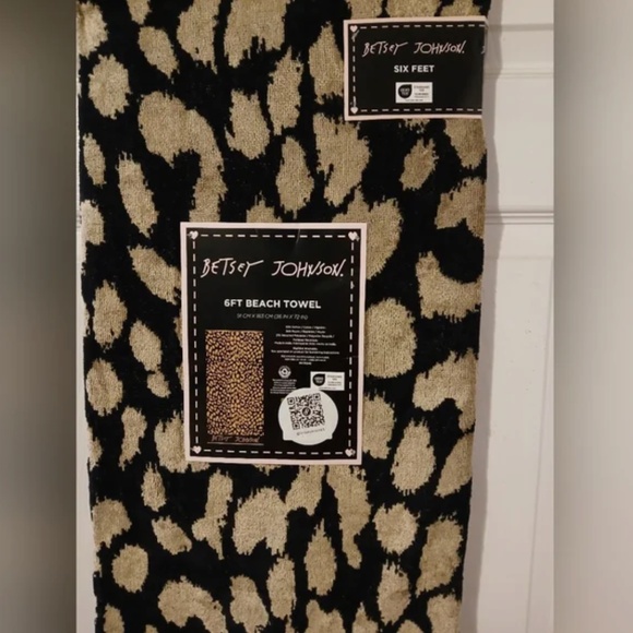 Betsey Johnson NWT Leopard 6ft Beach Towel - Picture 2 of 3